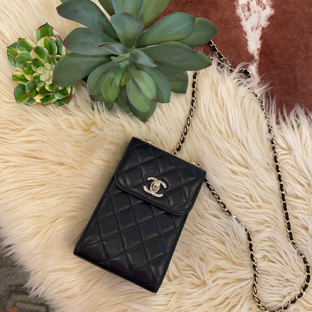 Chanel cross body gently used amazing!

Bag and dust bag 😊